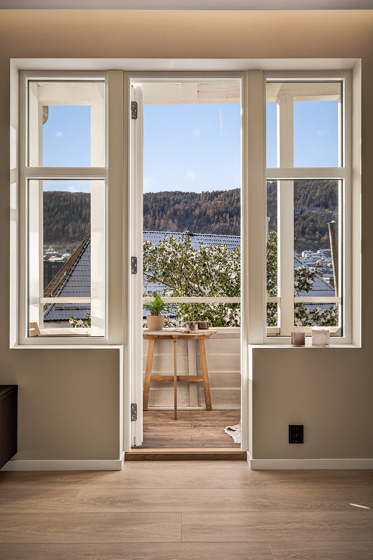 - Fra stuen er det utgang til en koselig balkong på ca. 3 m² - Galleribilde