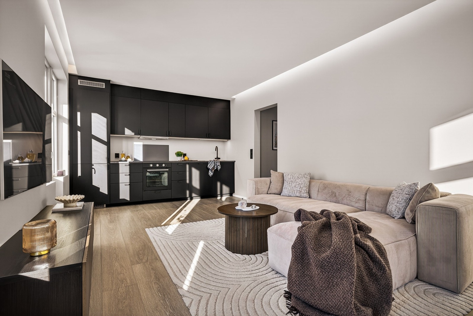 - Pent kjøkken med slette fronter og integrerte hvitevarer - Galleribilde