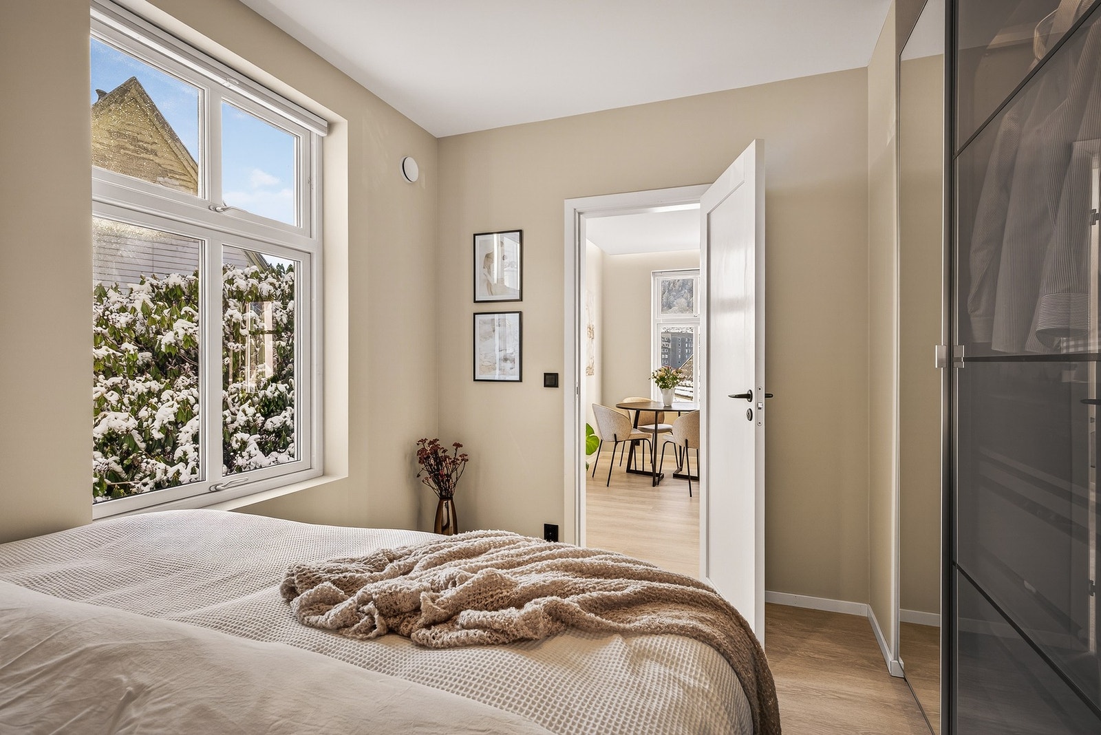 - Det er spesialbestilte plisségardiner i hele leiligheten - Galleribilde