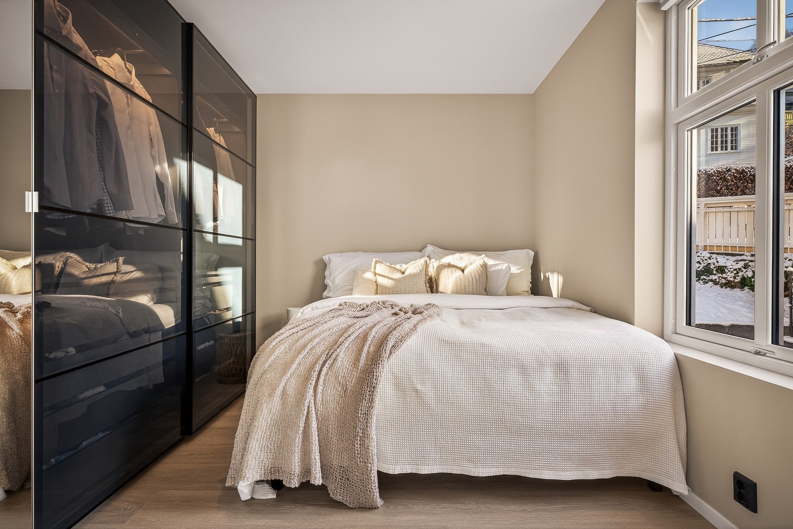 - Hovedsoverommet har plass til dobbeltseng i tillegg til stor garderobe - Galleribilde