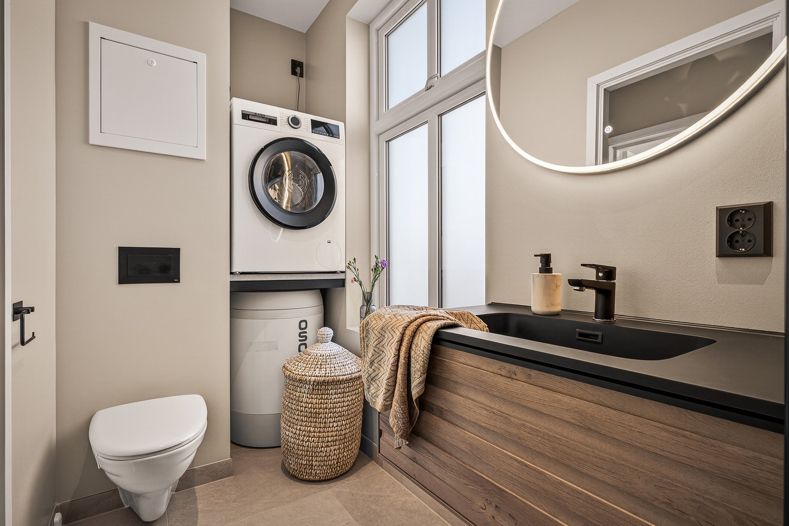 - Badet følger den samme stilrene linjen med mørke detaljer som resten av boligen - Galleribilde