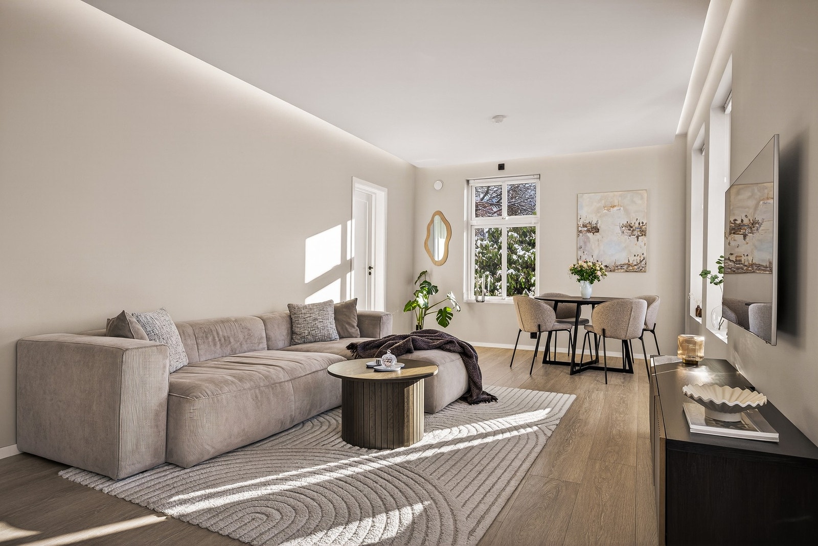 - Her er det god plass til både sofagruppe og spisebord - Galleribilde