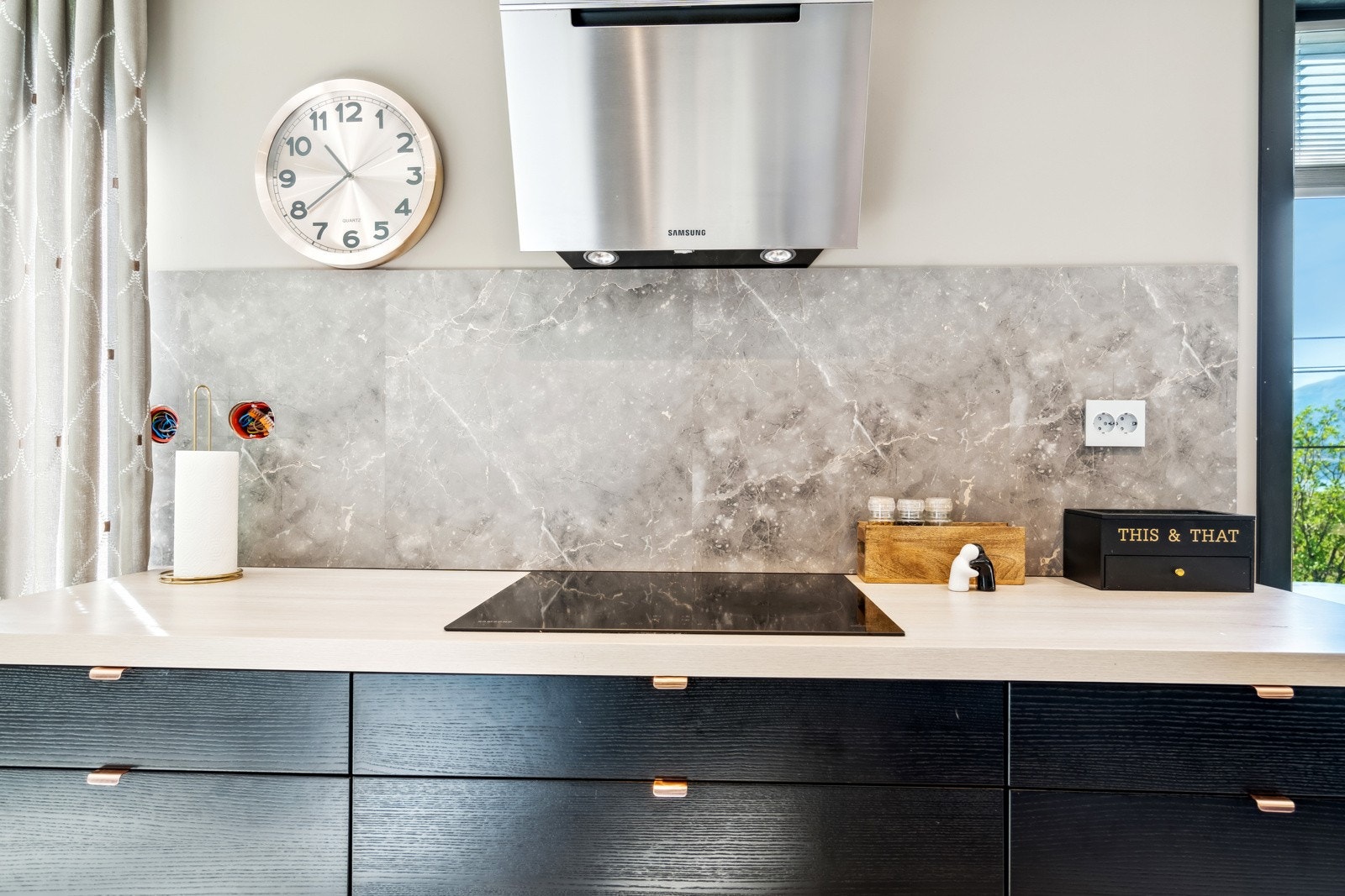 Kjøkkenet har rikelig med lagringsplass i over- og underskap. Galleribilde