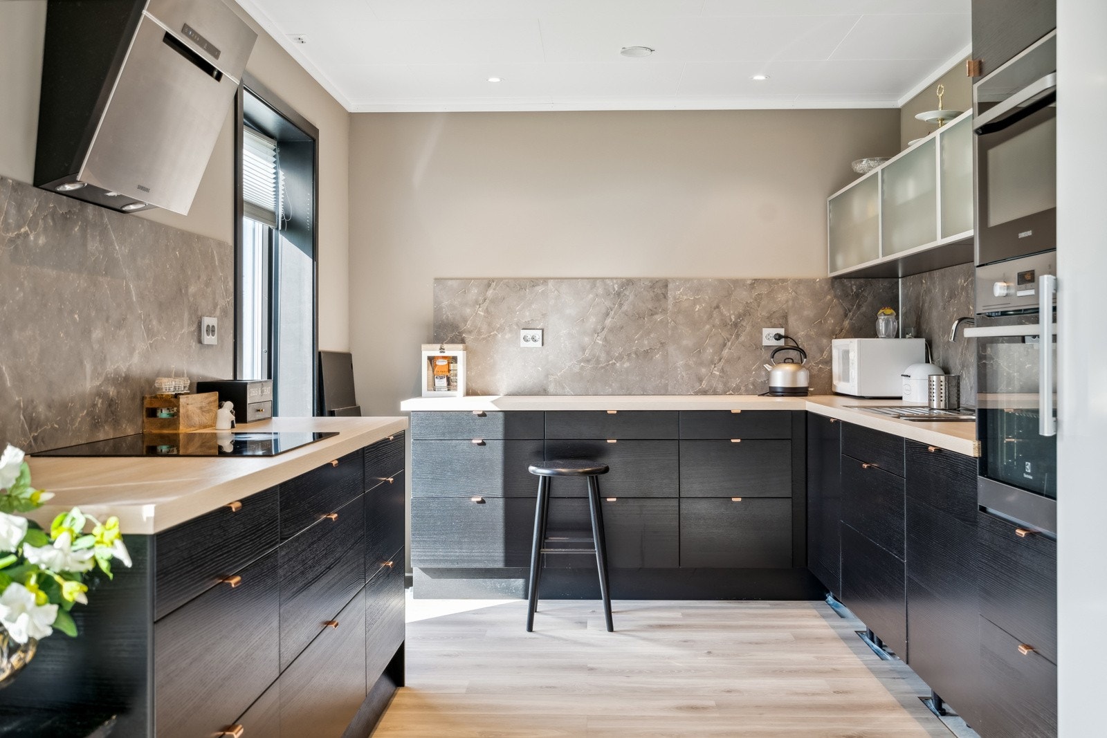 Moderne kjøkken i mørke fronter. Galleribilde