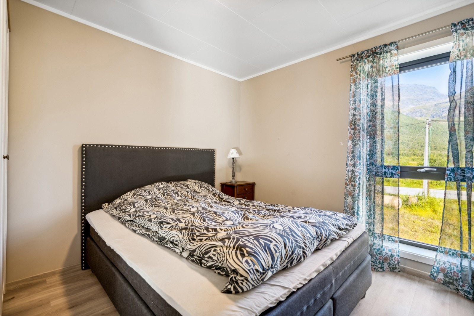 Hovedsoverommet. God plass til stor seng og ønsket møblement. Galleribilde