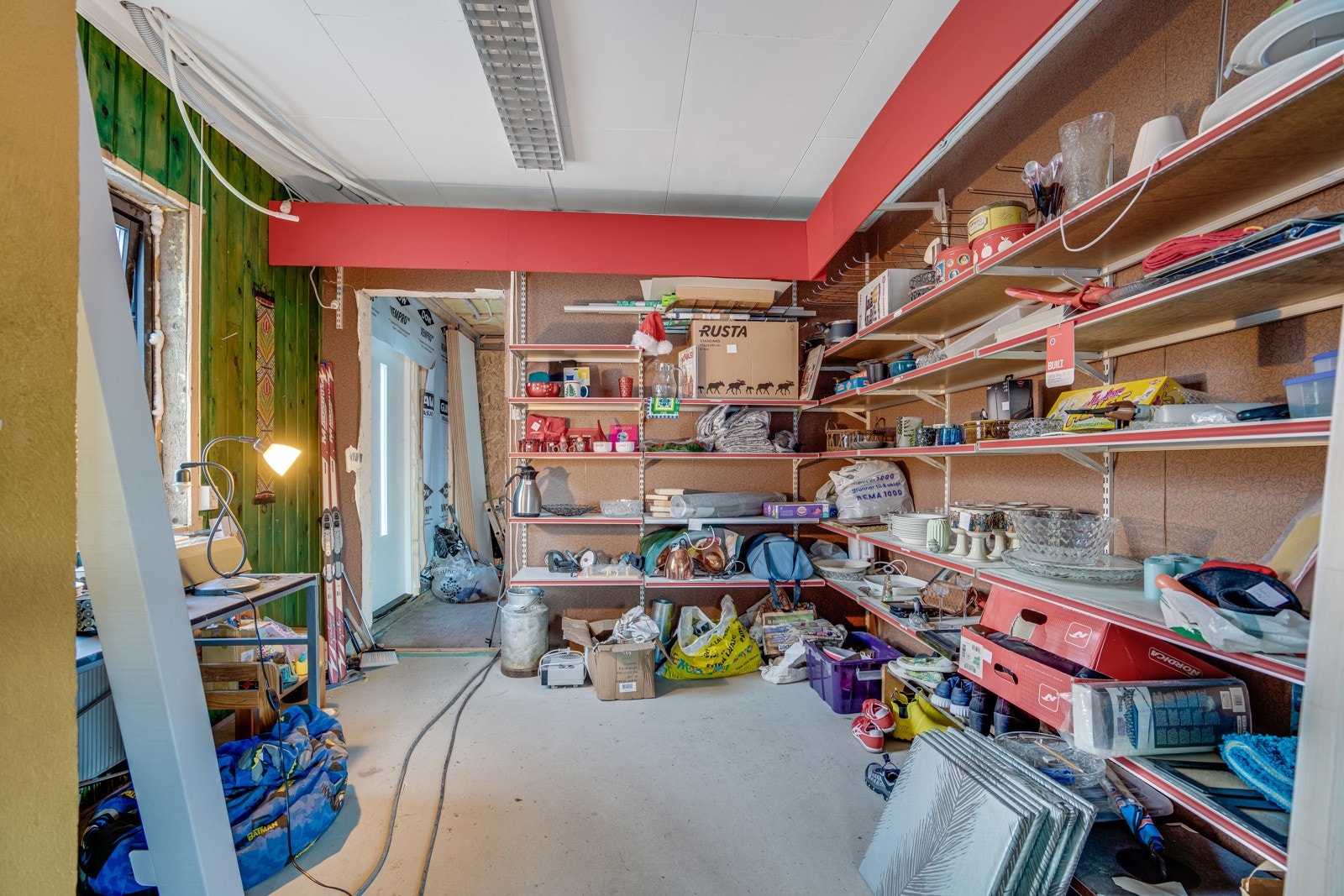 Boligen er seksjonert og for den driftige vil man kunne ferdigstille og selge hver seksjon for seg, drive butikk eller lignende næringsvirksomhet eller potensielt utleie. Galleribilde