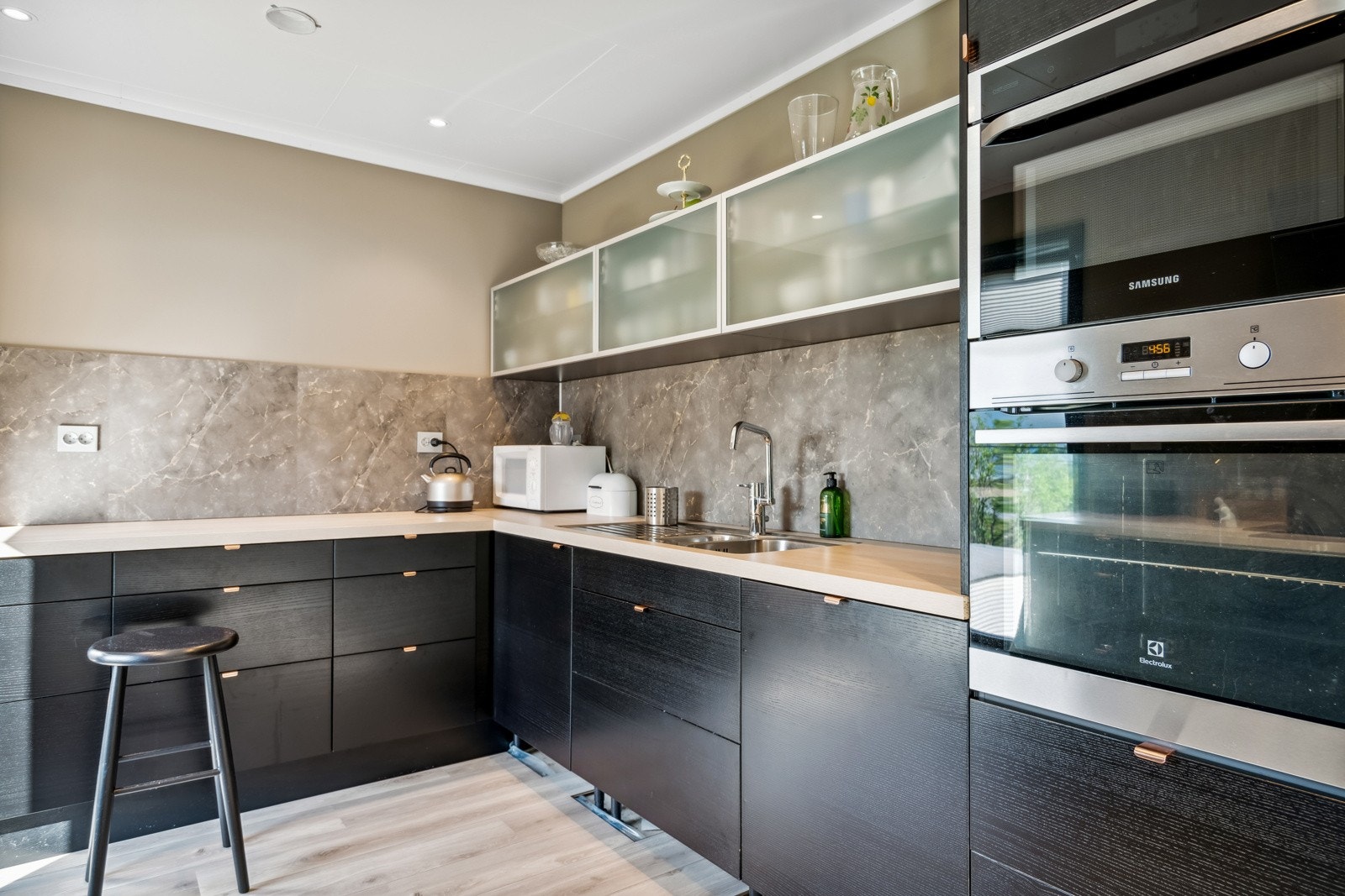 Integrerte hvitevarer i arbeidshøyde. Galleribilde