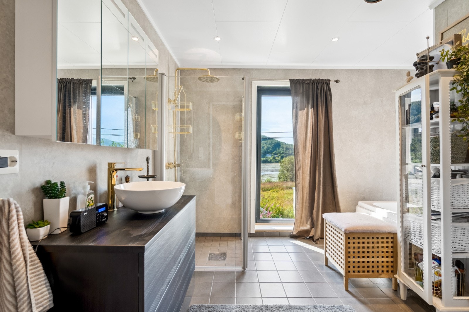 Design og fargevalg matcher resten av leiligheten. Galleribilde