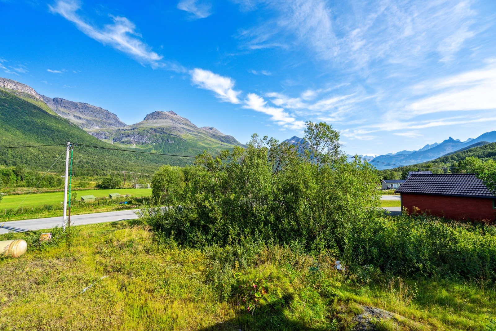 Kort vei til balløkke, busstopp, bensinpumpe, oppvekstsenter (1.-10. klasse) og barnehage. Galleribilde