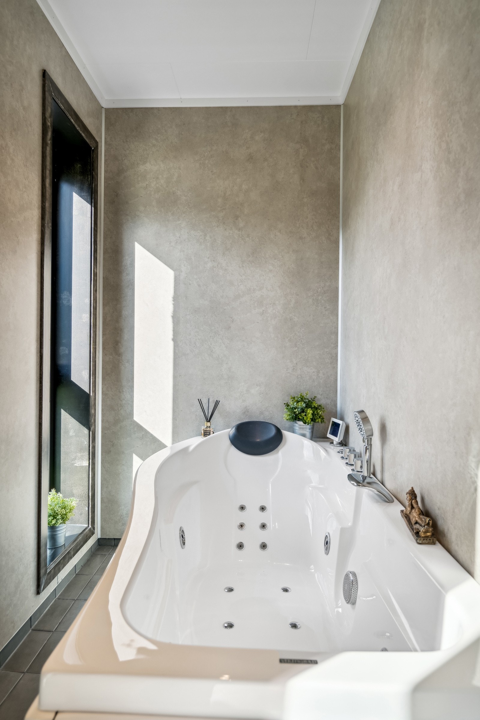 Boblebadekar. Det er ikke koblet til strøm til boblebadekaret. Galleribilde