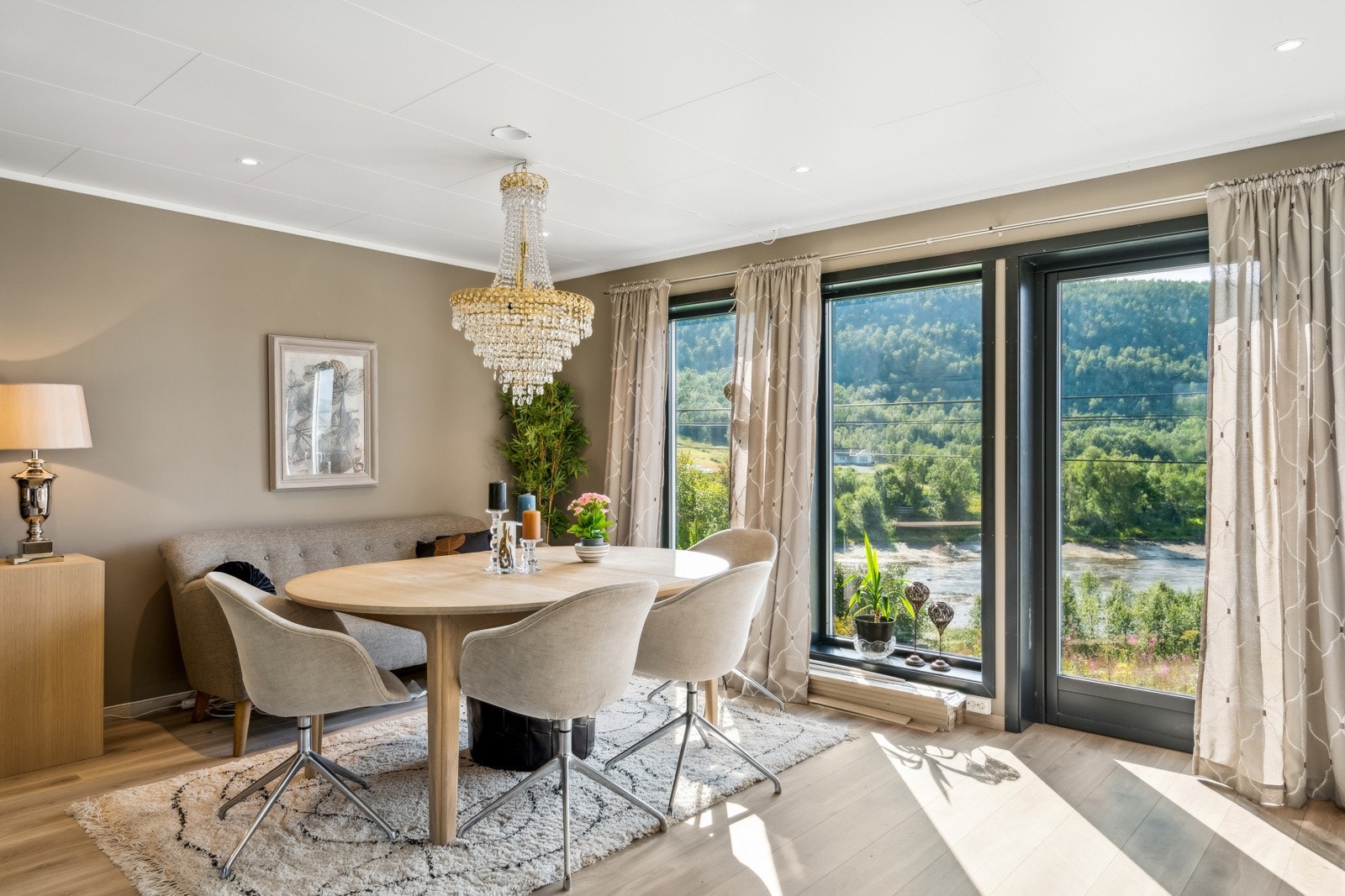 Hel, seksjonert bolig med 3 boligseksjoner og 1 næringsseksjon. Galleribilde