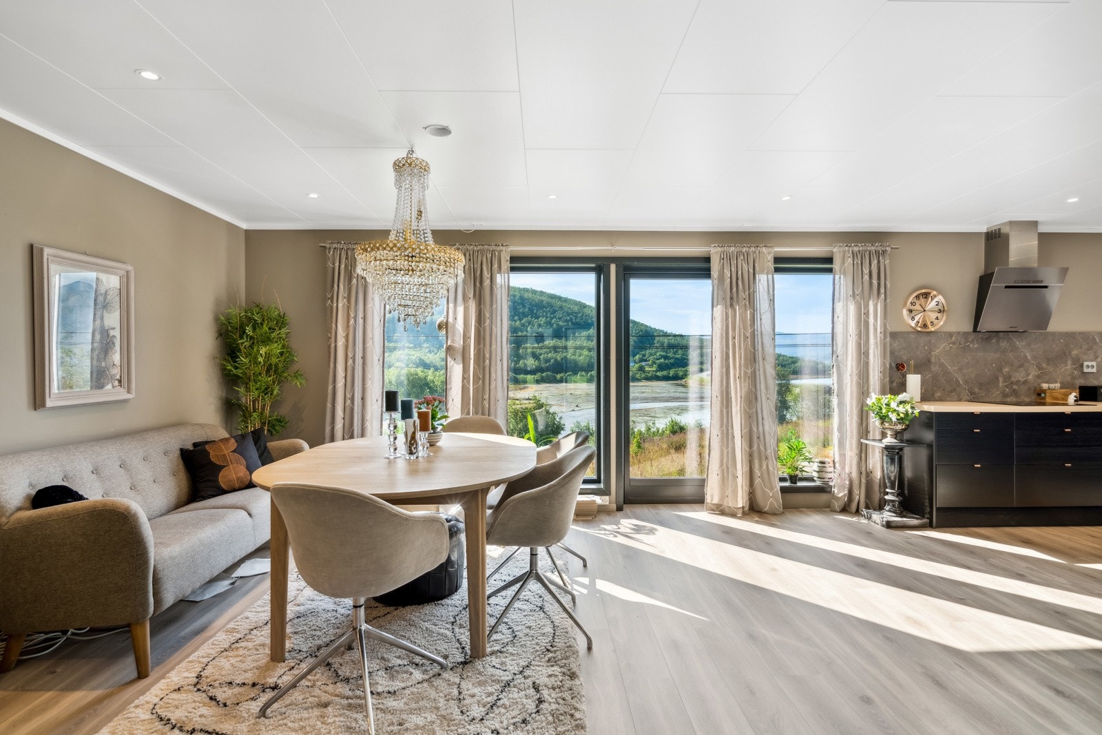 De sosiale sonene finner sine naturlige plasser i rommet. Galleribilde