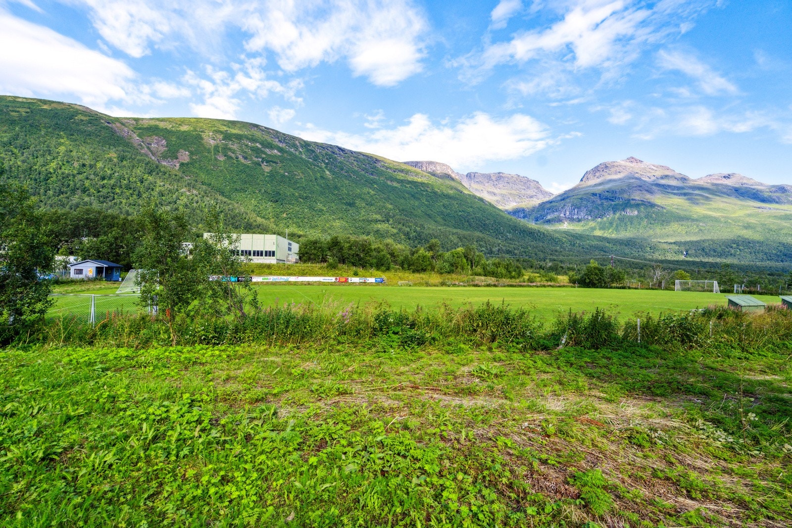 Sommerstid kan man boltre seg i herlige naturlandskap omkring boligen, enten til sjøs, langs fjære eller til fjells. Galleribilde
