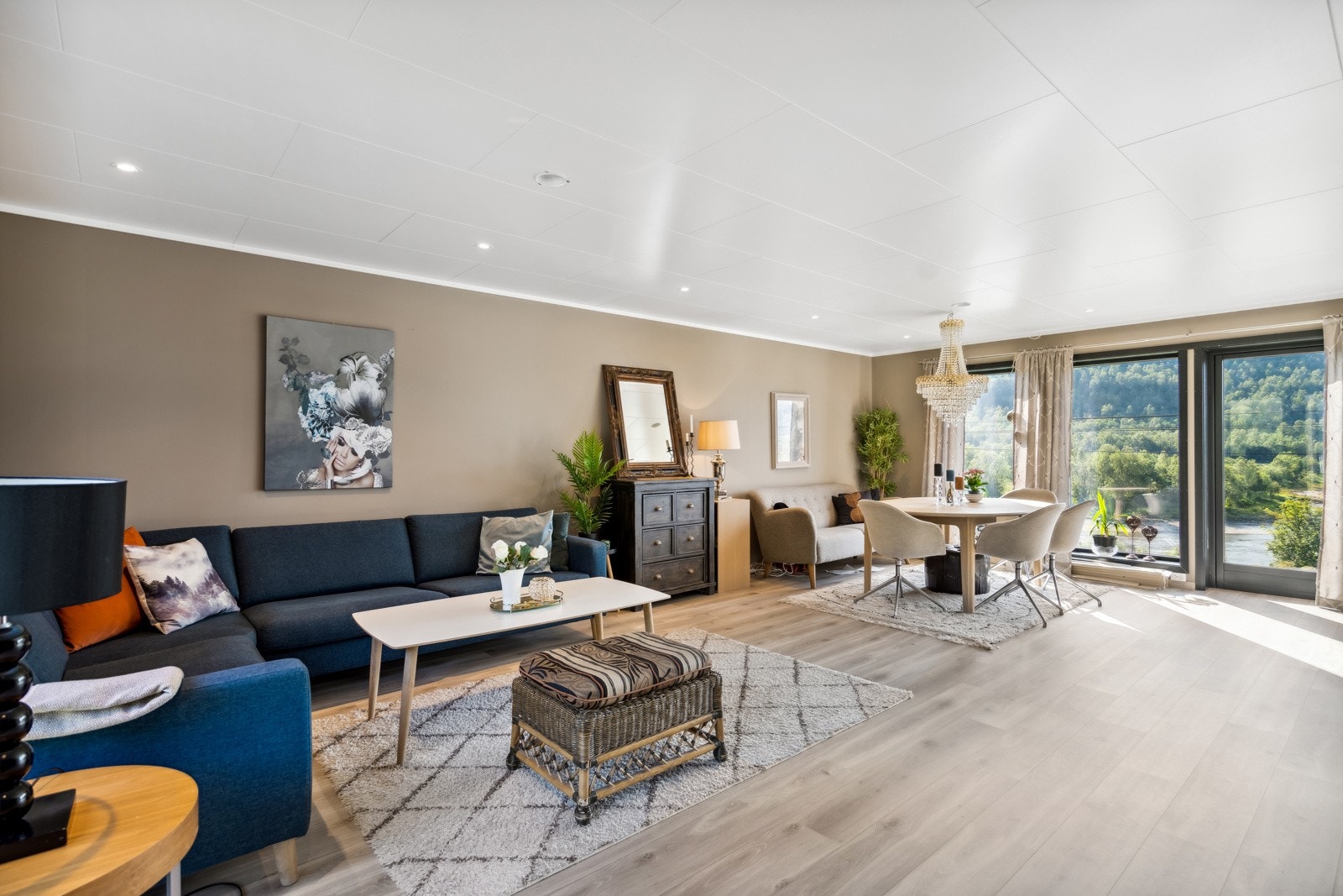 Romslig stue med store vindusflater som sikrer rikelig med innslipp av lys. Galleribilde