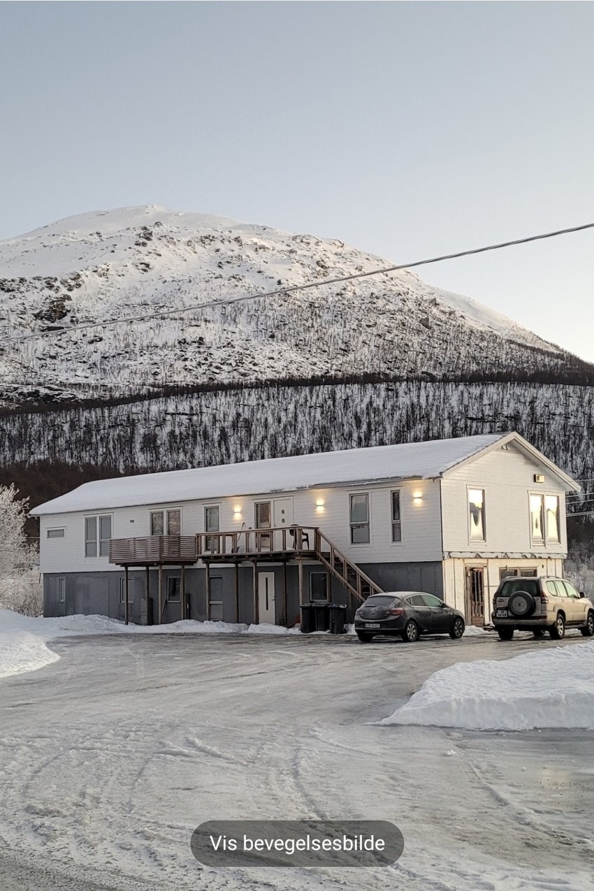 Laksvatn er i underkant av en times kjøring unna Tromsø. Kvarters kjøring til Nordkjosbotn og 25 minutt til Storsteinnes. Galleribilde