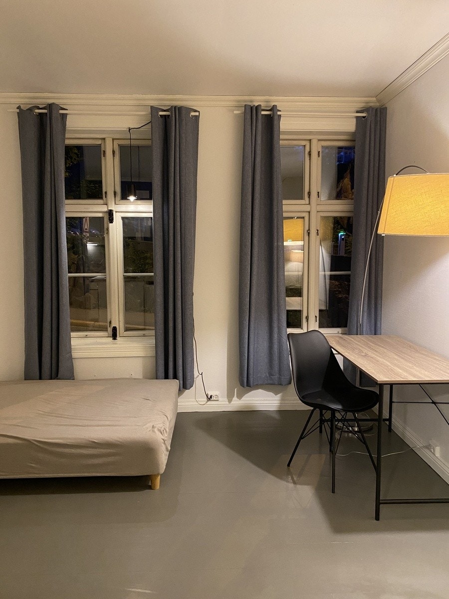 Seng og pult er der Galleribilde