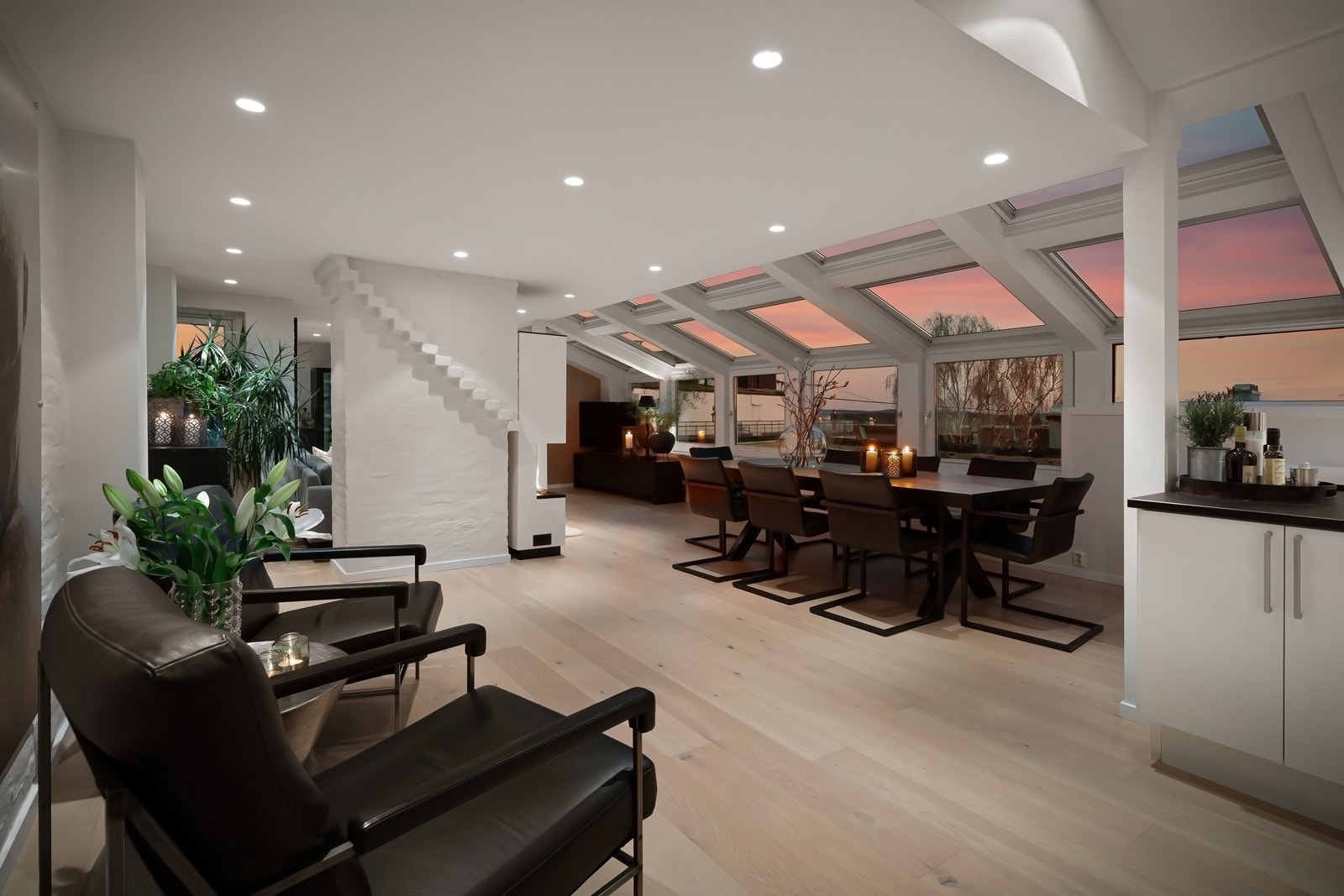 Stor stue med åpen kjøkkenløsning. Det er mulighet for to salonger om ønskelig. Galleribilde