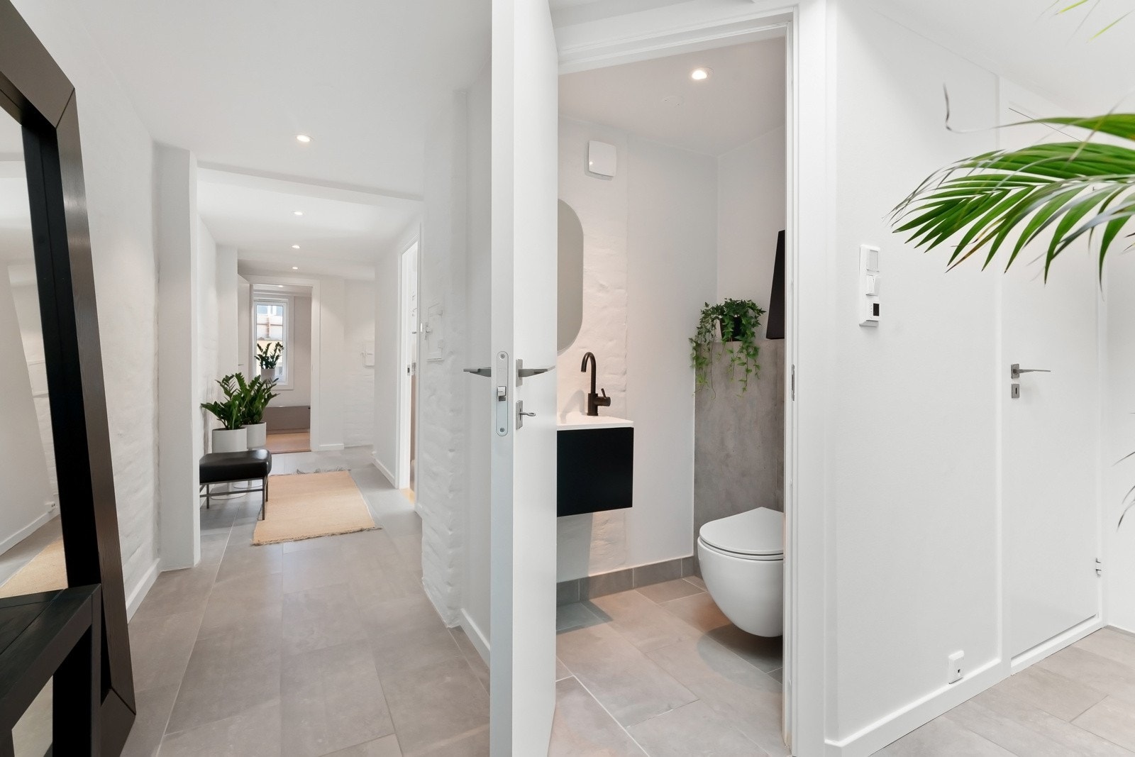 Gjestetoalettet har adkomst fra gangen. Galleribilde