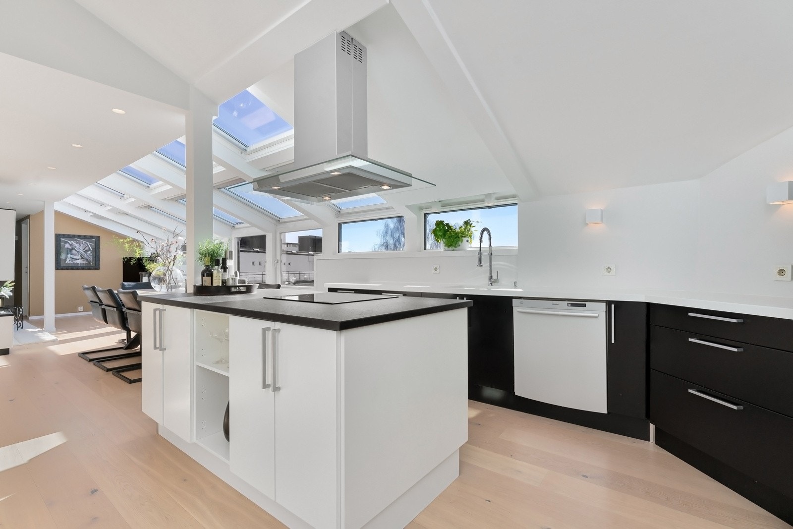 Innholdsrikt kjøkken med benkeplater i corian og stein/kompositt. Galleribilde