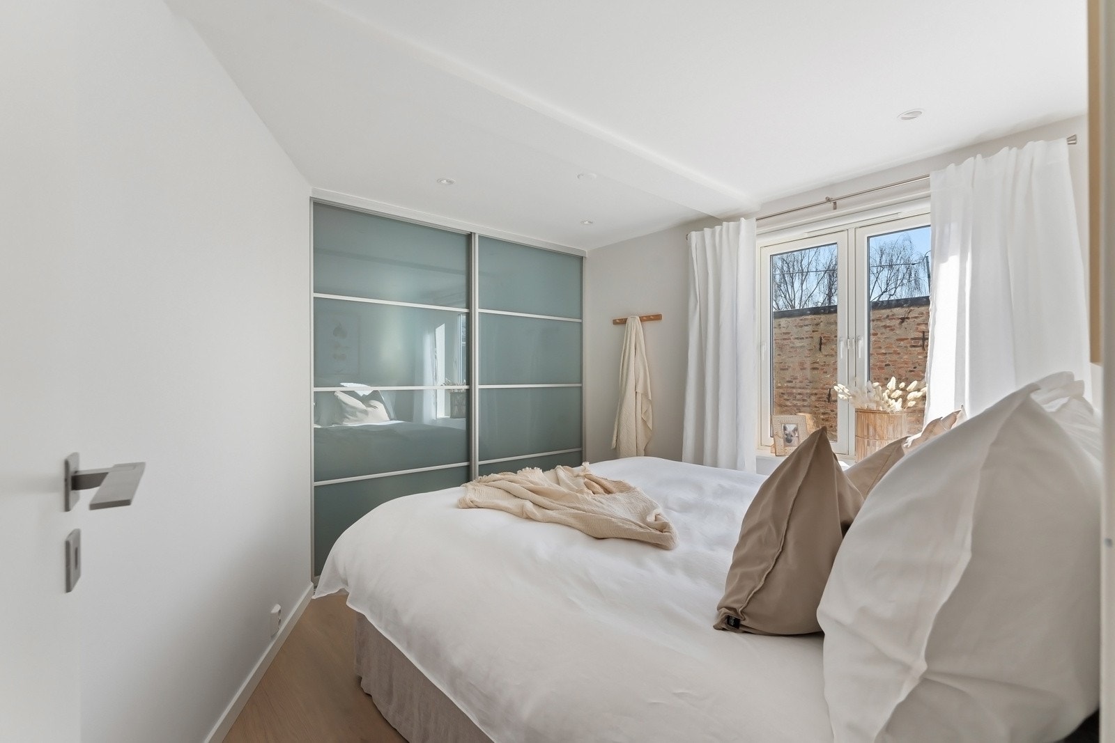 Soverom nr. 2 er også av god størrelse og har fin plass til stor dobbeltseng med tilhørende møblement. Galleribilde