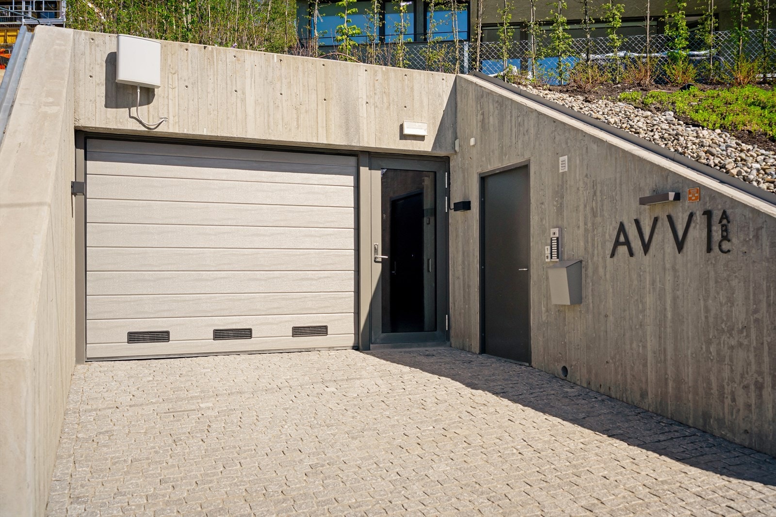 Innkjøring til garasjen. Det medfølger 1 parkerigsplass. Galleribilde