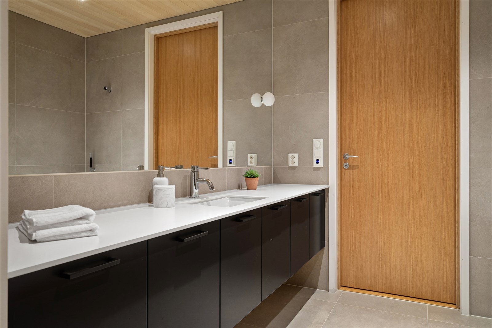 meget godt med oppbevaringsplass, stort speil over servantskap med belysning. Galleribilde