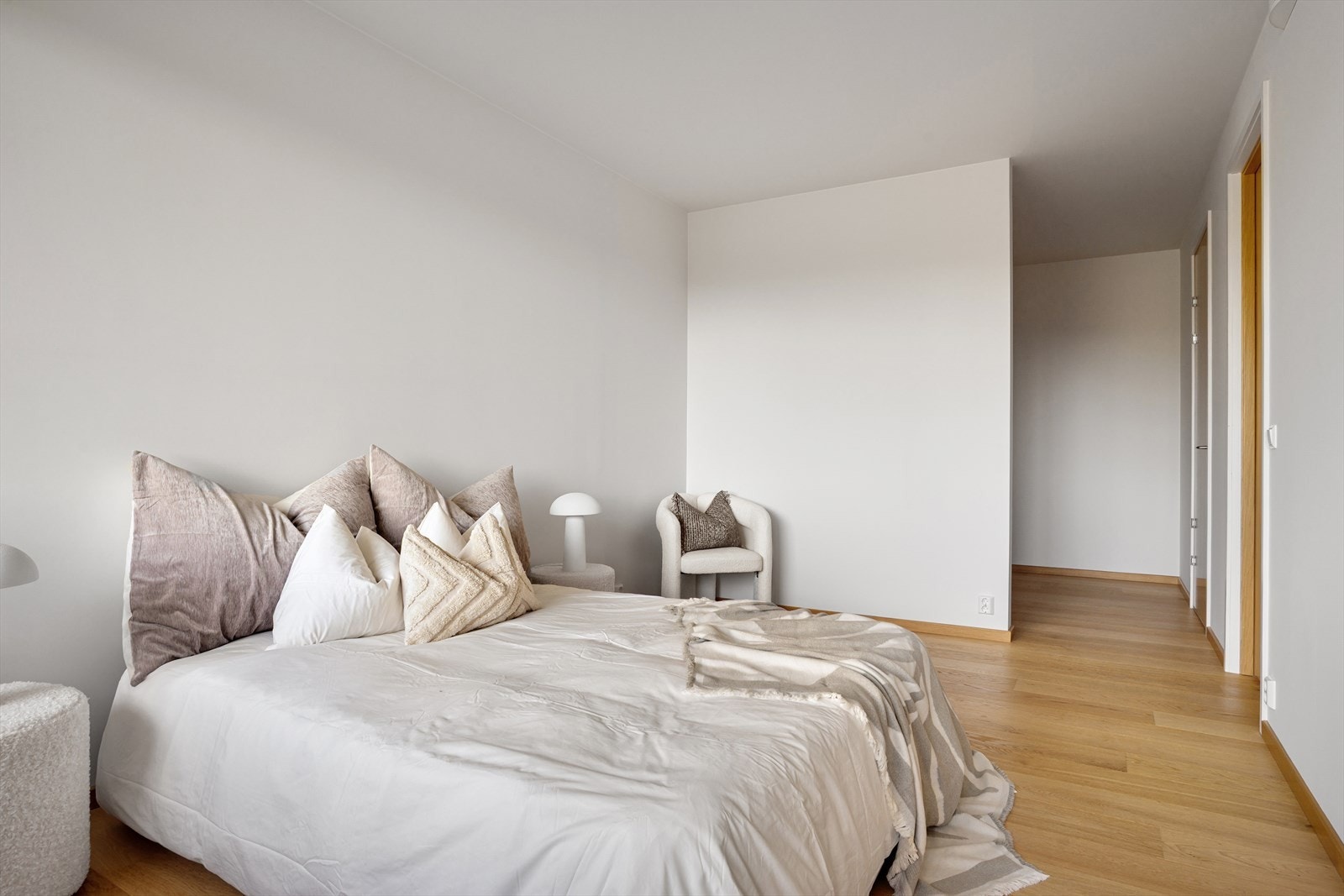 Hovedsoverommet har naturlig plass til walk-in garderobe og direkte adkomst til bad. Galleribilde