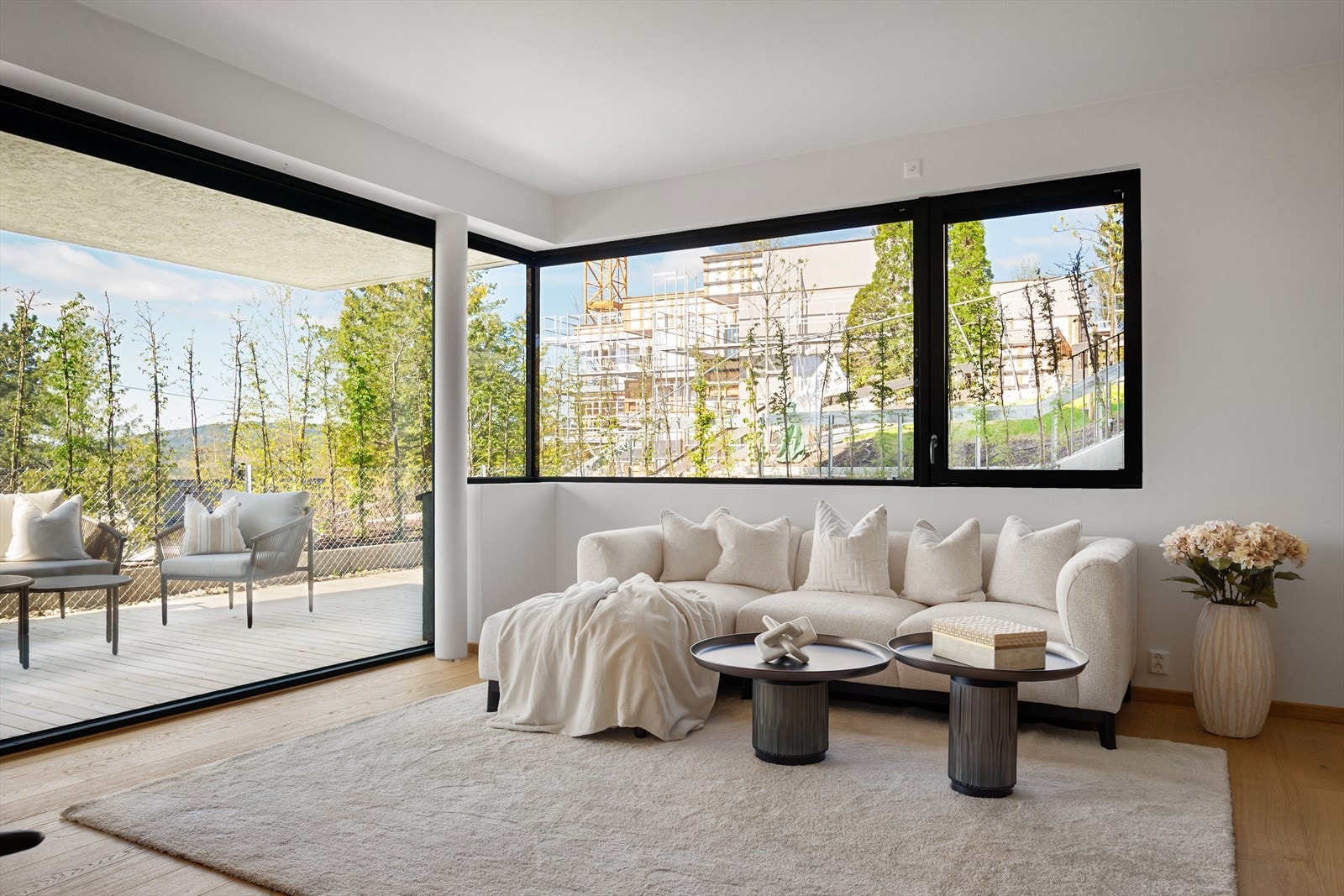 Stue og terrassen er vestvendt med gode solforhold. Det er vannbåren gulvvarme i leiligheten. Galleribilde