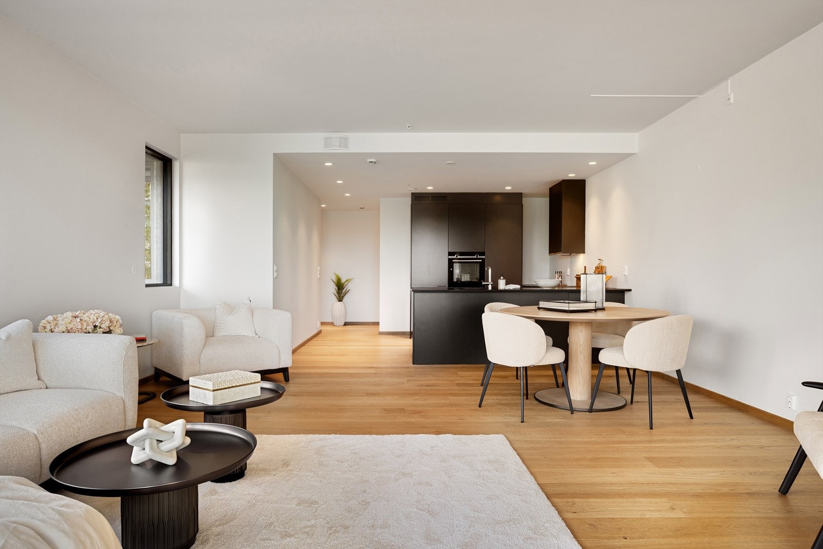 Åpen løsning fra kjøkkenet mot stuen. Naturlig plass til spiseplass i tilknytning til kjøkkenet. Galleribilde