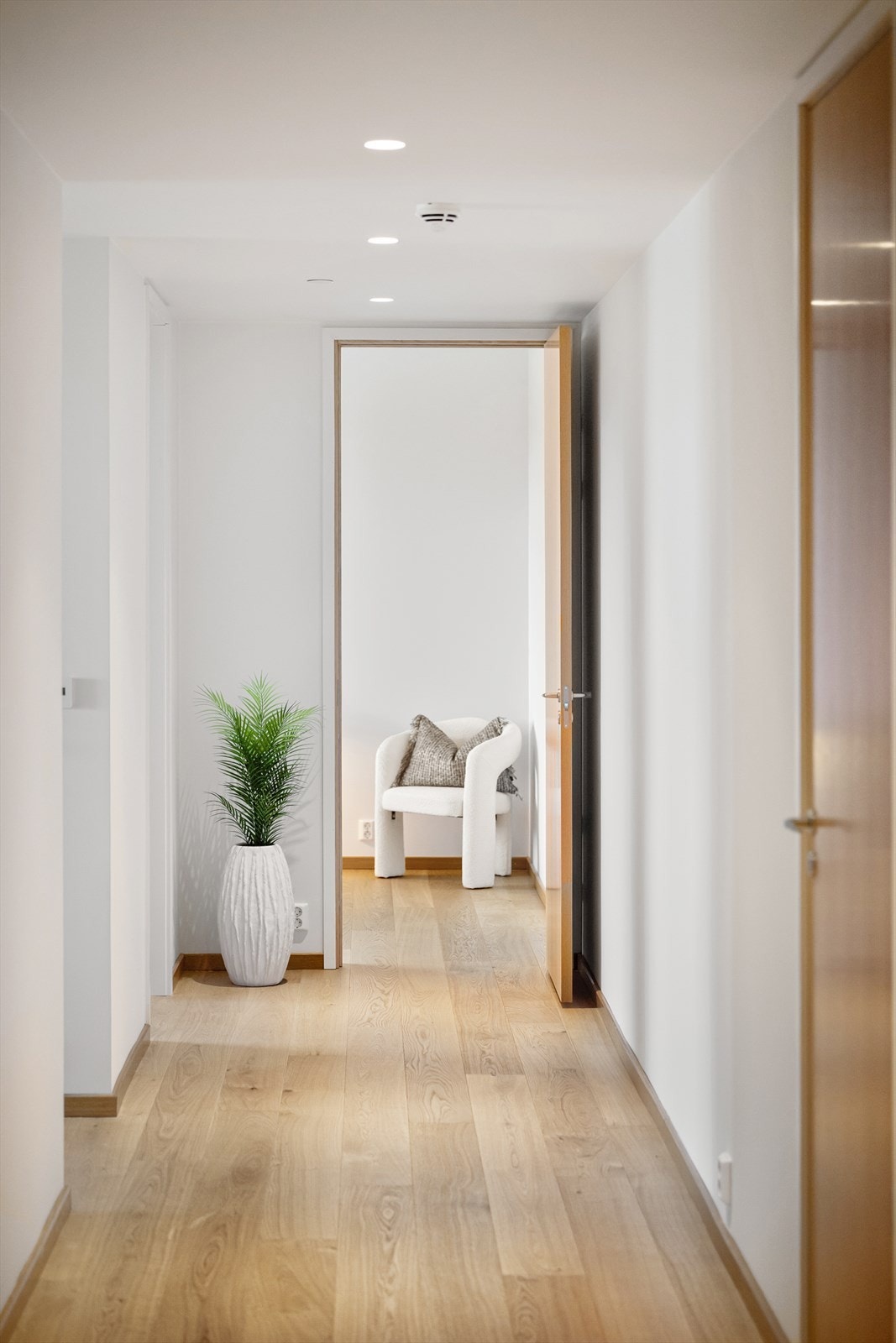 Gangen mot soverommene. Til høyre er døren inn til bad 2. Galleribilde