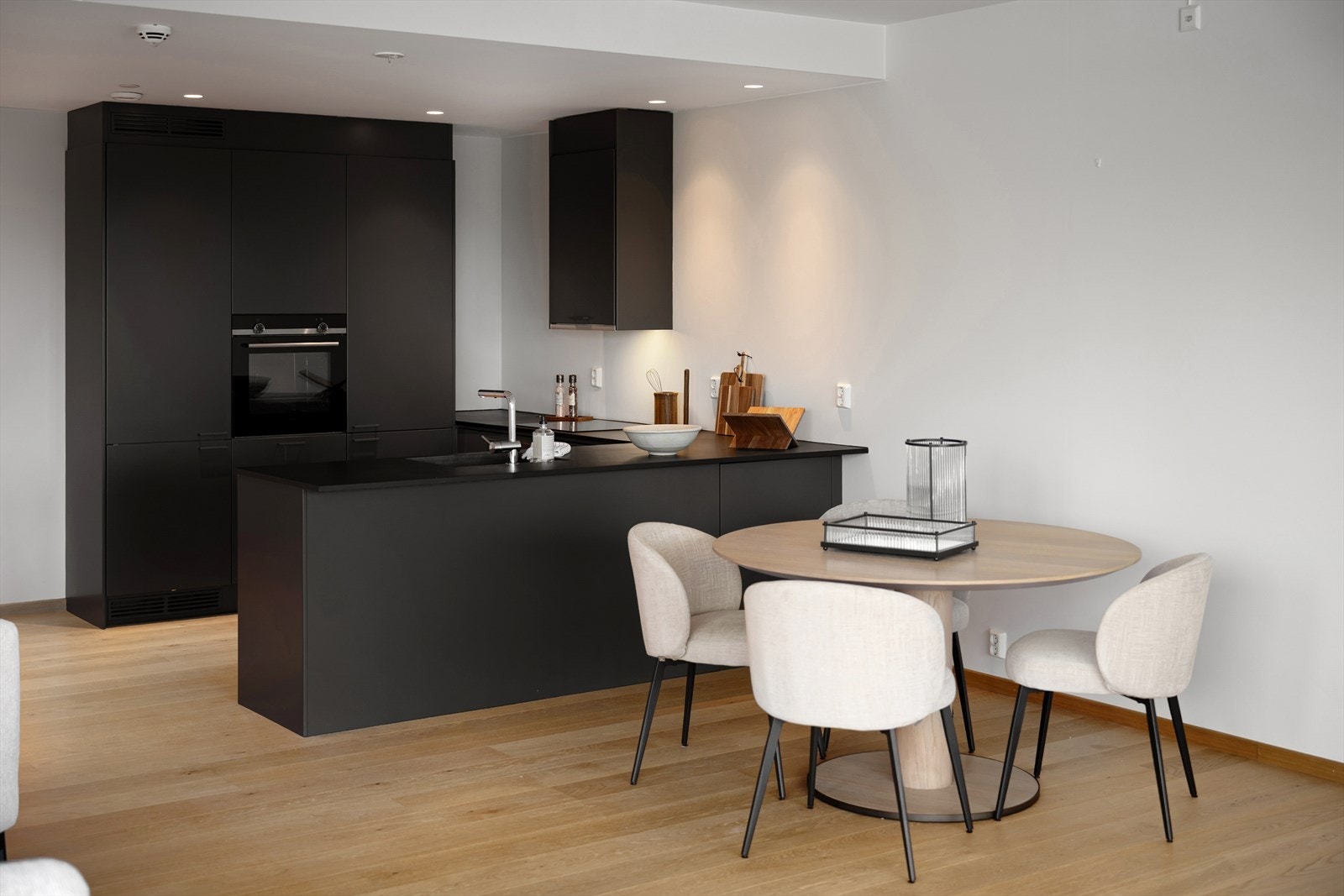 Kjøkkeninnredningen er fra Drømmekjøkkenet med sorte glatte fronter. Galleribilde