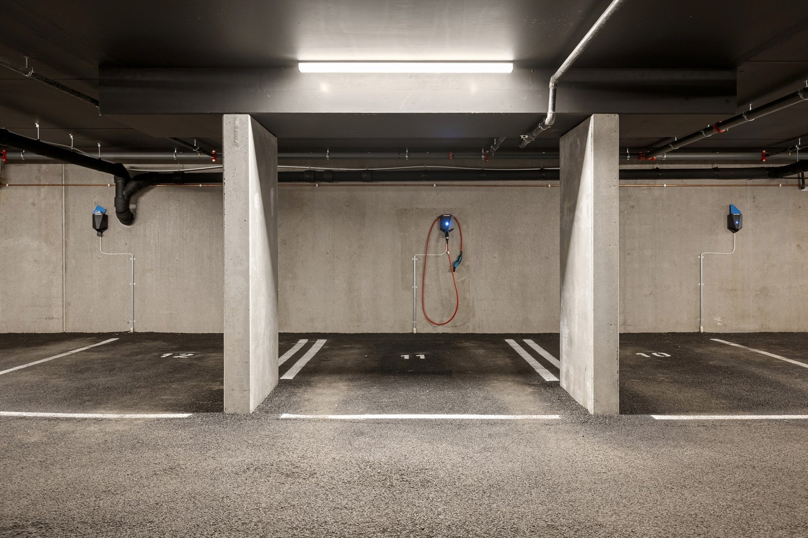 Det medfølger en parkeringsplass i garasjeanlegg med lader. Galleribilde