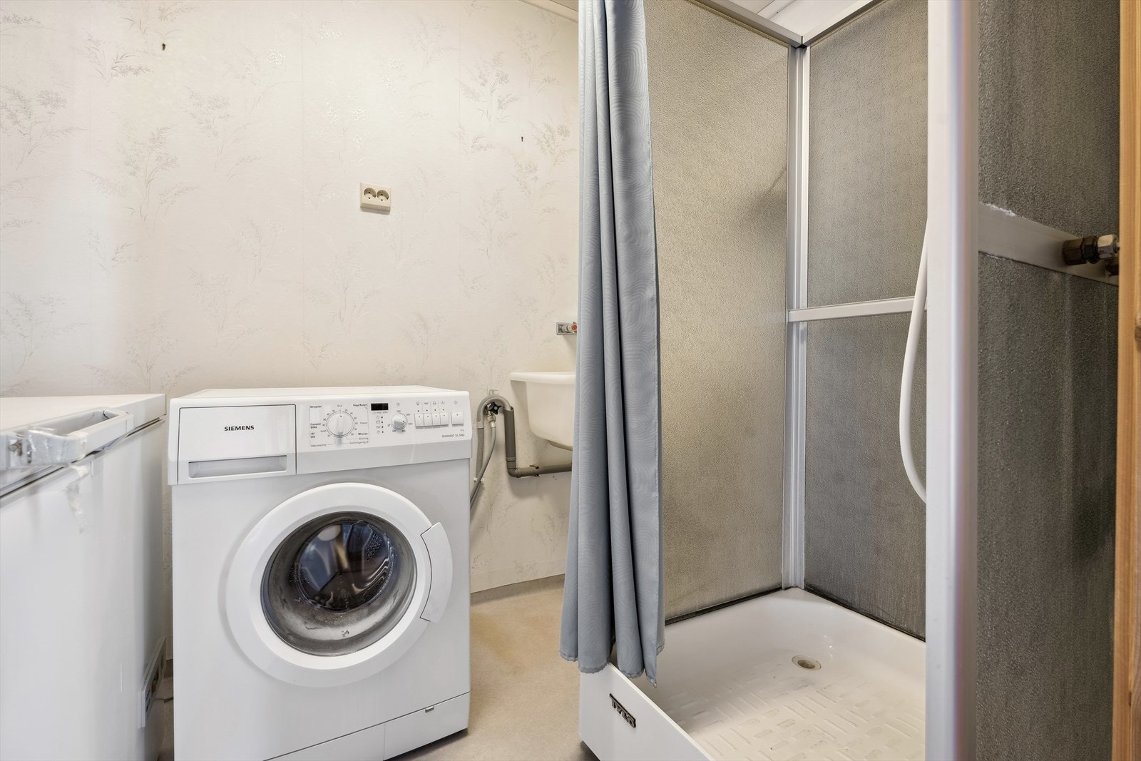 Badet i 1. etasje er innredet med en utslagsvask, dusjkabinett og det er opplegg for vaskemaskin. Galleribilde