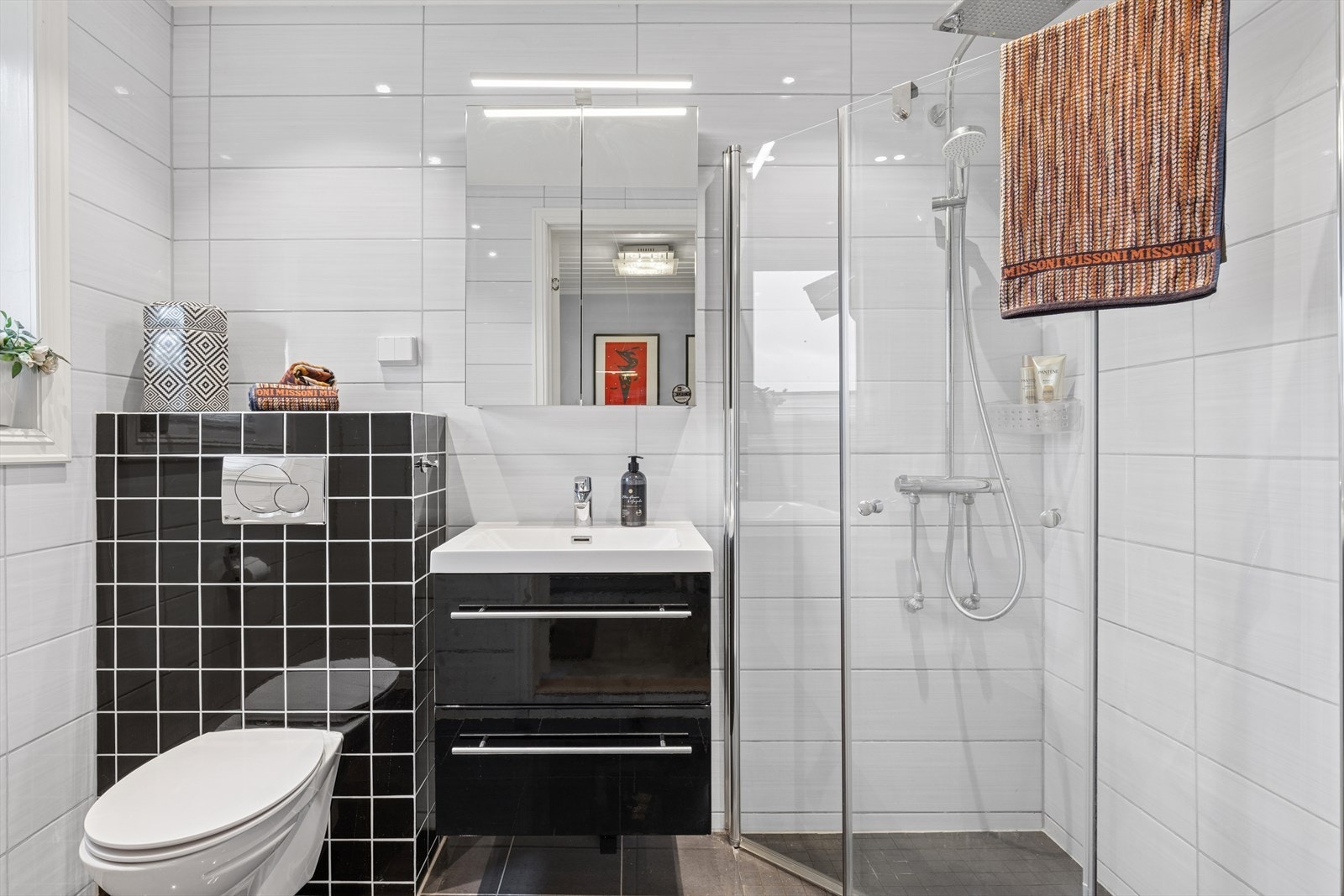 Lekkert flislagt bad. Galleribilde