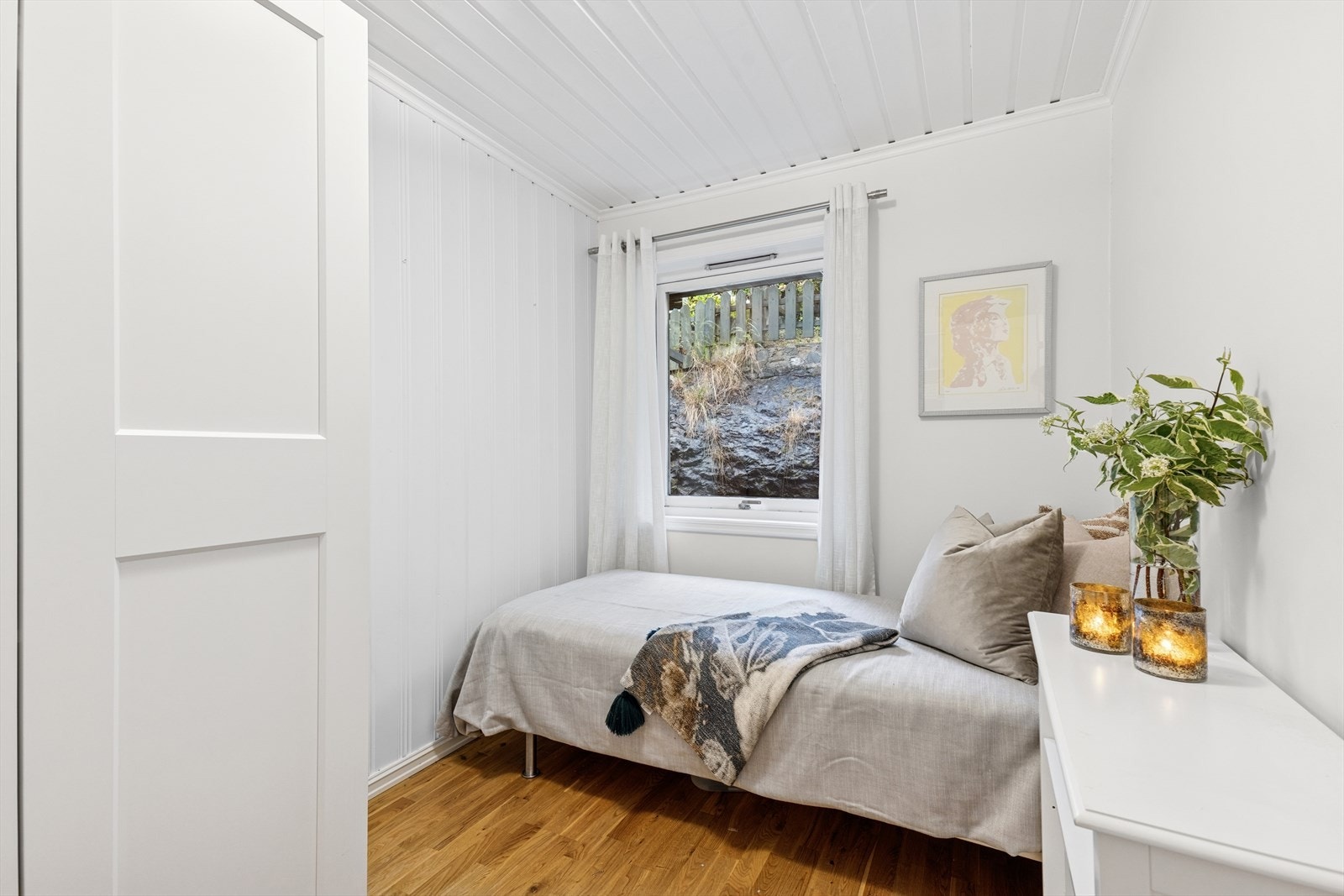 Boligen har fire soverom, hvorav ett i 2. etasje. (Soverom 1) Galleribilde