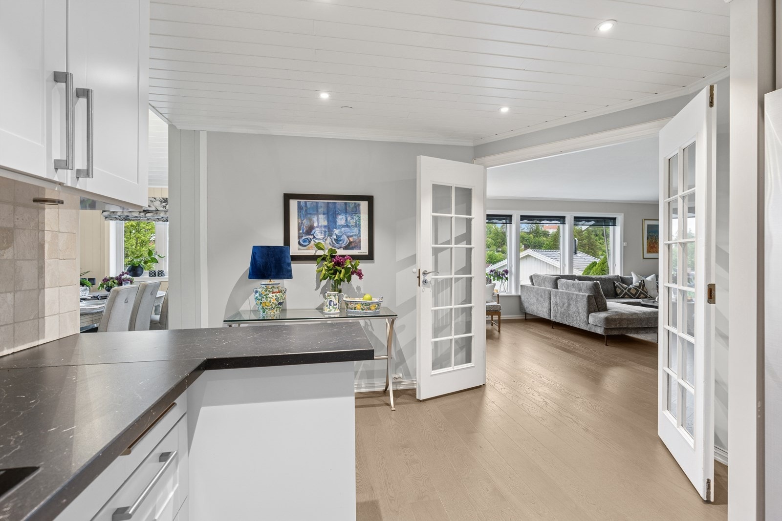 Kjøkkeninnredning med profilerte fronter og laminat benkeplate. Galleribilde