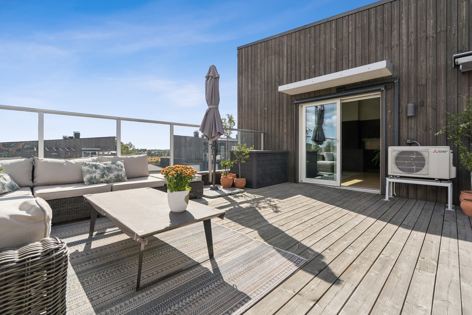 Leiligheten ligger i enden av borettslaget, som vil si at det ikke er innsyn til uteplassen. Galleribilde