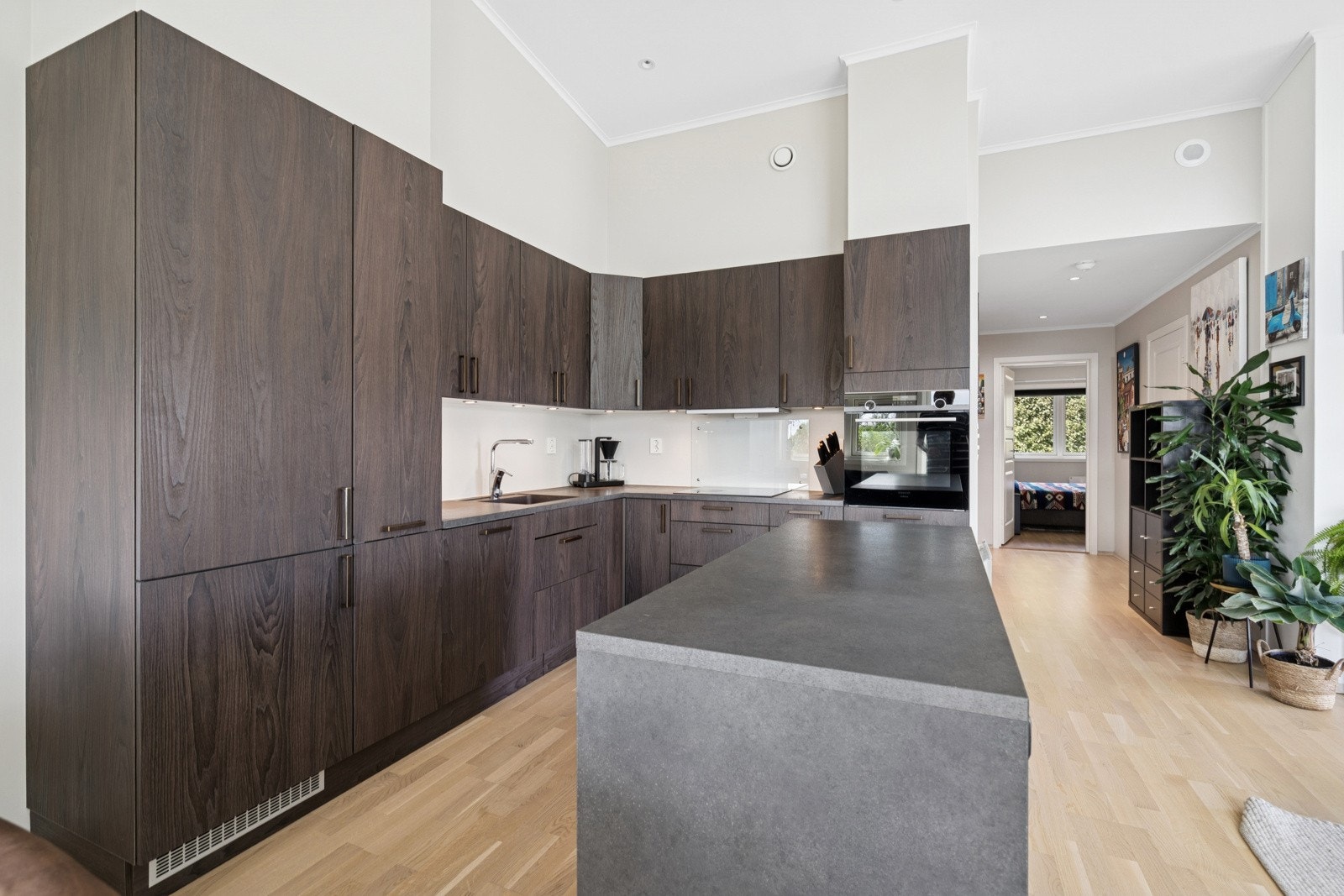 Det er kjøl/fryseskap, oppvaskmaskin, induksjonstopp, stekeovn, vannstoppsystem og komfyrvakt. Galleribilde