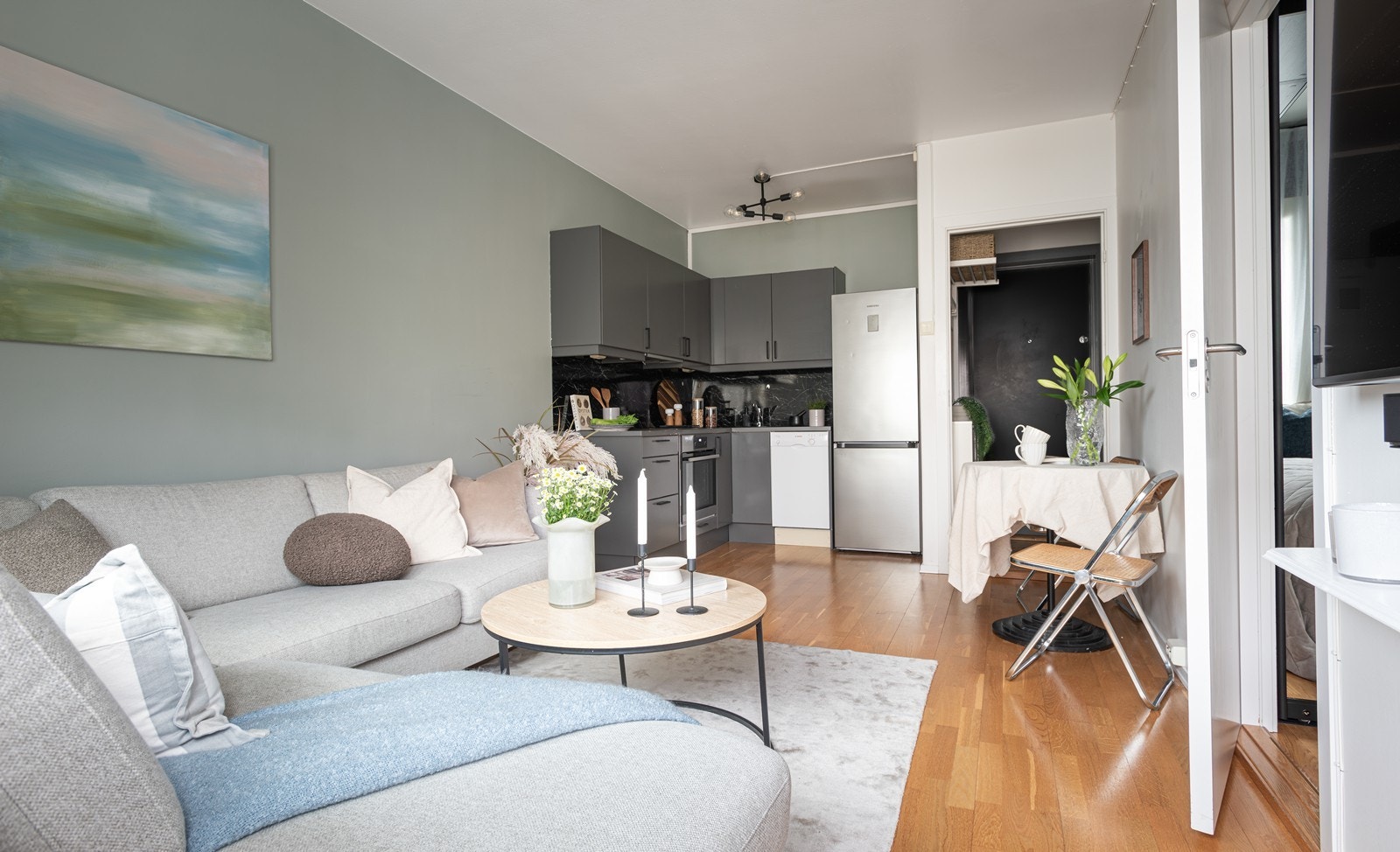 Moderne, velholdt og lys, med god standard og arealeffektiv planløsning. Galleribilde