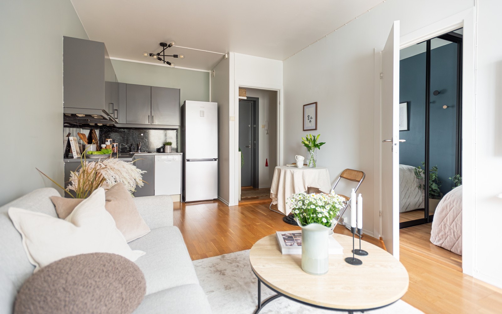 Leiligheten har parkett og slette malte overflater. Galleribilde