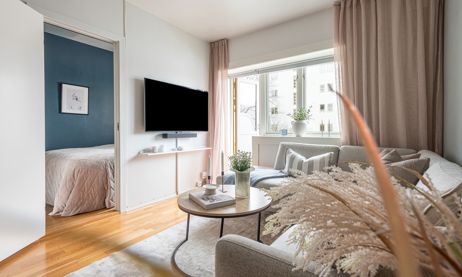 God plass til sofahjørne og salongbord. Galleribilde