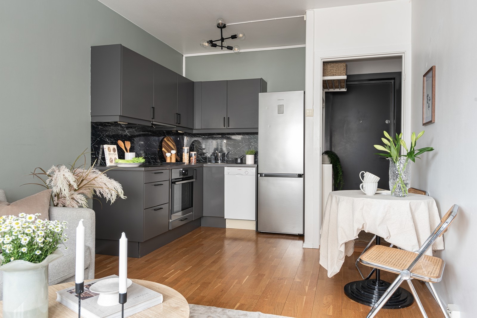 Stilig kjøkken med godt med skap-og benkeplass. Galleribilde