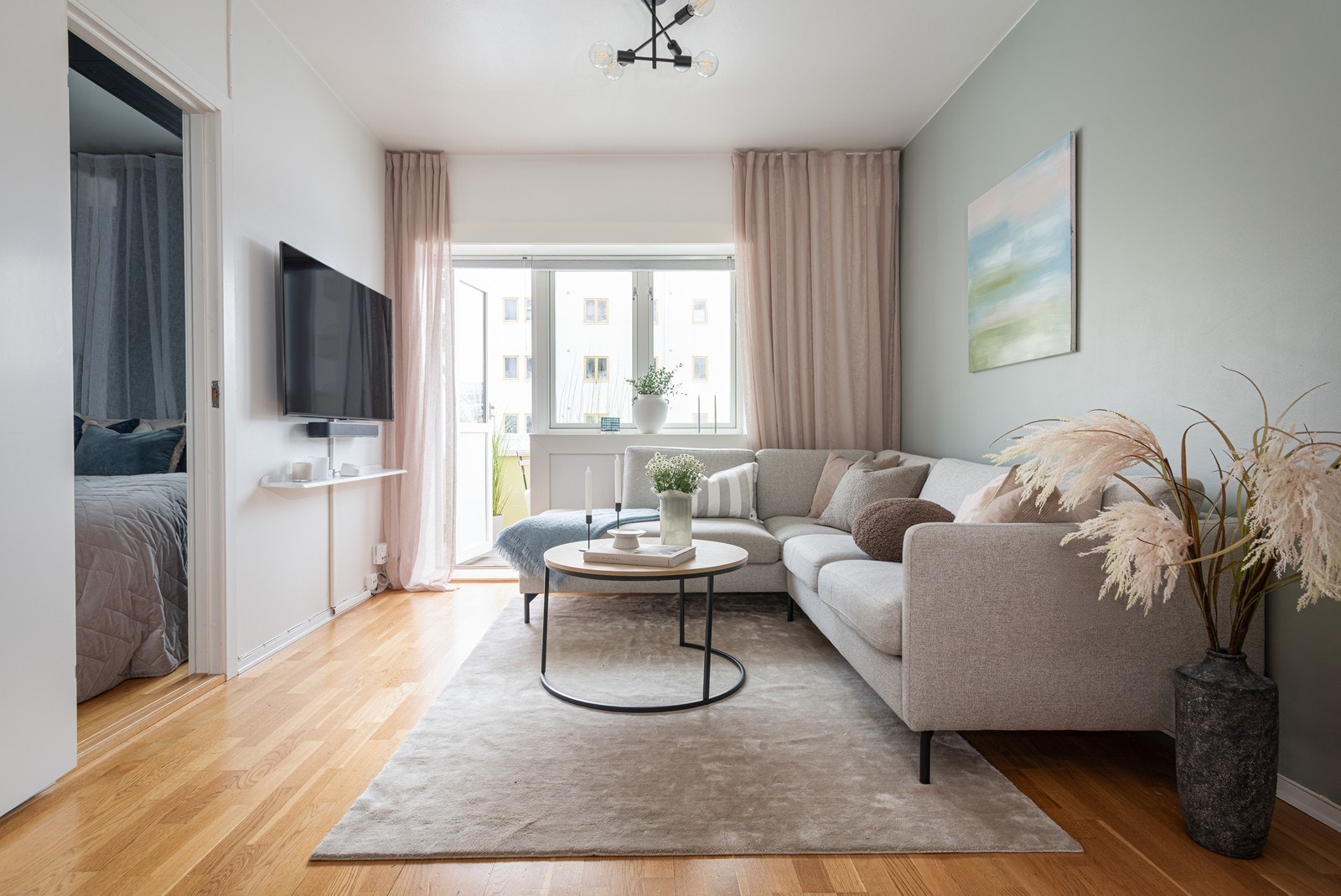 Velkommen til Vøyensvingen 18D! En moderne og stilren 2-roms med god standard, solrik balkong og attraktiv beliggenhet. Foto: Frantz / Studio Oslo Galleribilde