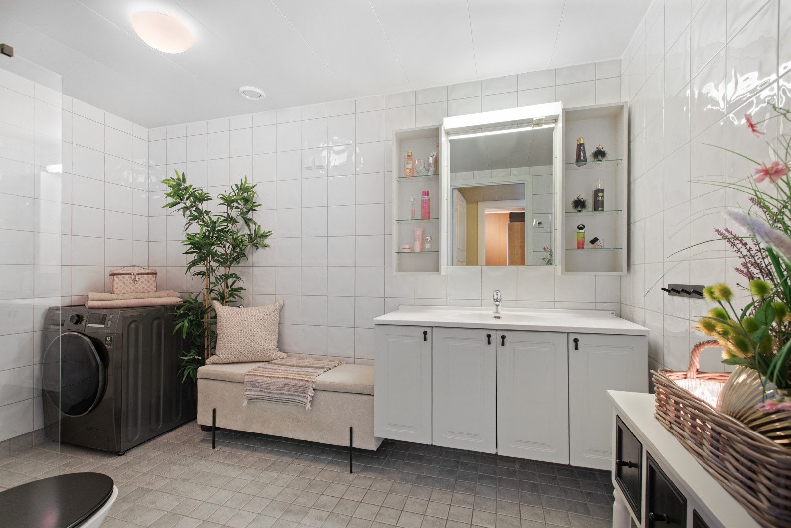 Stort badet som har flislagt gulv og vegger, samt himlingsplater i taket. Det er behagelig varme i gulvet. Galleribilde