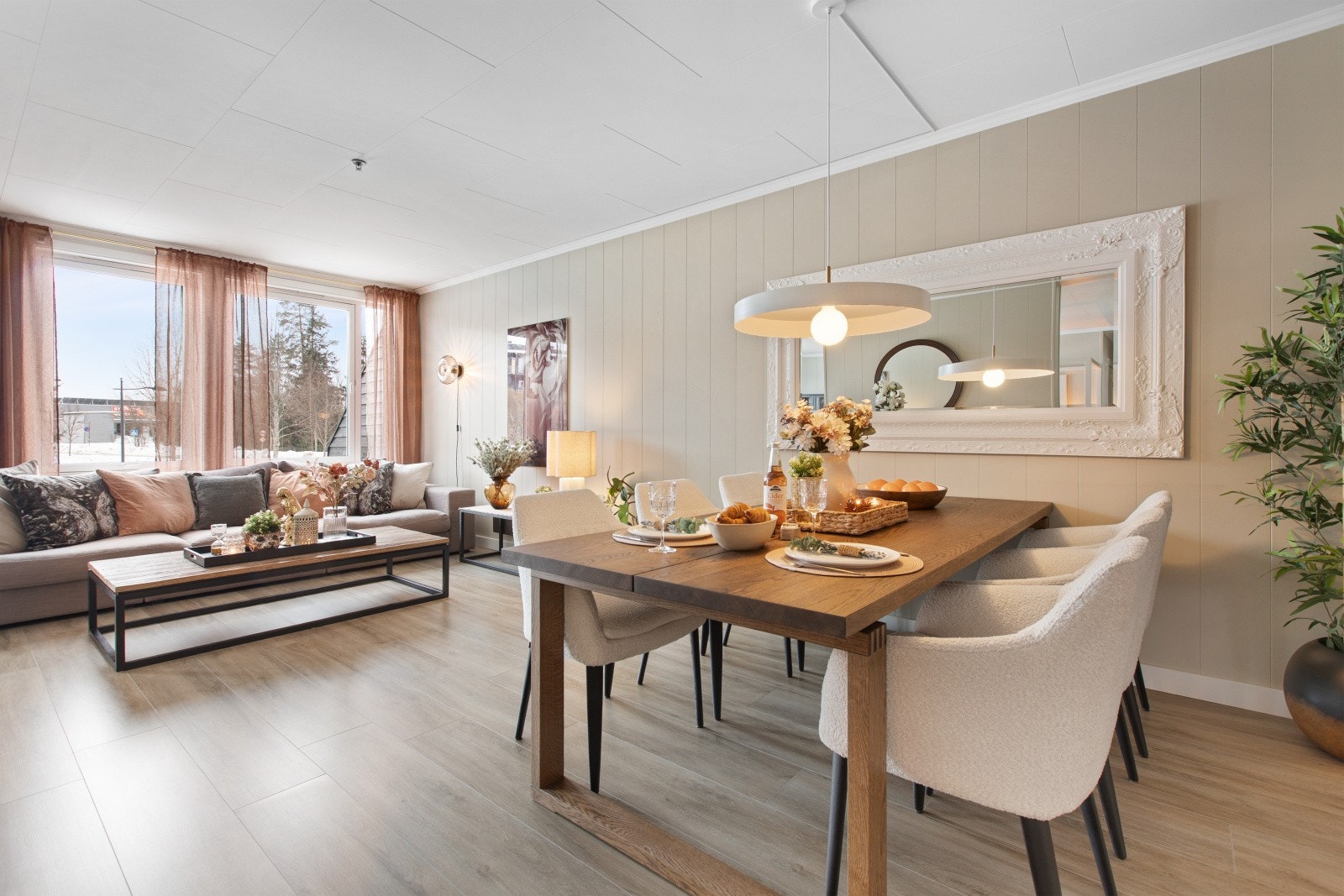 Stor stue med god plass til både TV-stue, spisebord og koselig sittegruppe. Galleribilde