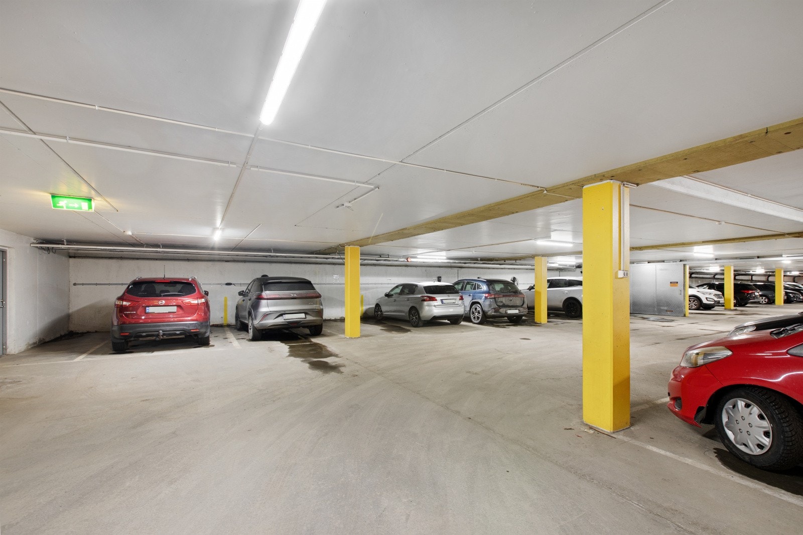 Leiligheten disponerer en parkeringsplass og en sportsbod i felles garasjeanlegg med heisadkomst. Galleribilde