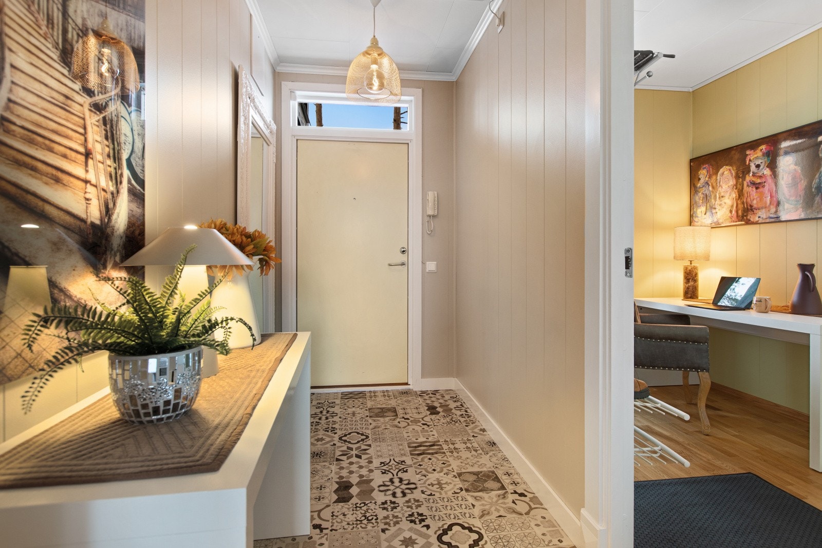 Her ønskes du velkommen inn i en entré med plass til å henge fra seg ytterklær. Galleribilde