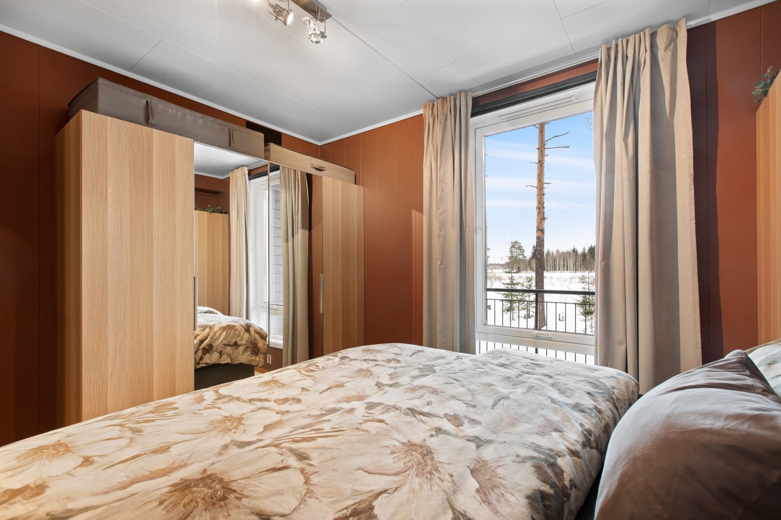 To av soverommene har plass til dobbeltseng, tilhørende møblement og stort garderobe med god oppbevaringsplass. Galleribilde