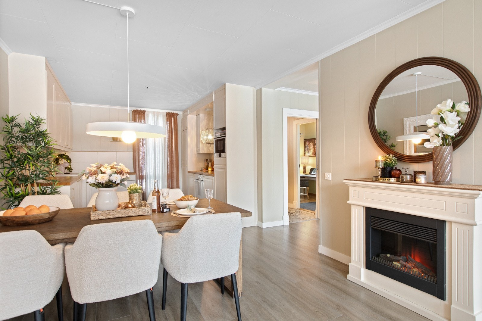 Leiligheten har et pent kjøkken fra 2015 med hvite, profilerte fronter og heltre benkeplate med hvit oppvaskkum. Galleribilde