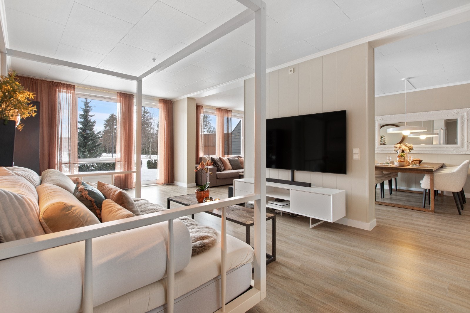 Praktisk åpen kjøkken-stue-løsning som elegant skiller sonene. Galleribilde